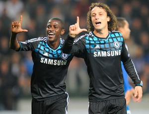 Ramires e David Luiz comemoram gol do Chelsea (Foto: AFP)