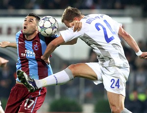 Burak Yilmaz (E) e Vasili Berezutski (D) - Trabzonspor x CSKA (Foto: Reuters)