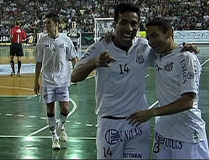 Índio e Valdin comemoram o quinto gol do Santos na semifinal da Liga Futsal (Foto: Reprodução SporTV)