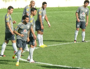 Daniel Alves no treino da Seleção para o amistoso contra o Gabão (Foto: Márcio Iannacca / GLOBOESPORTE.COM)
