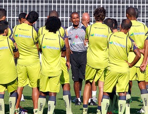 Cristávão conversa com jogadores antes do treino do Vasco (Foto: Ivo Gonzalez / O Globo)