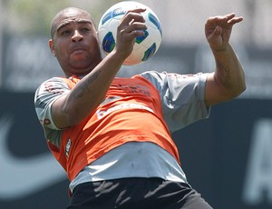 Adriano no treino do Corinthians (Foto: Nilton Fukuda / Agência Estado / AE)