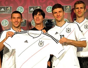jogadores apresentam o novo uniforme da Alemanha (Foto: Reuters)