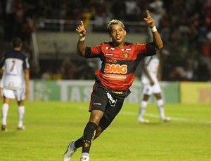 Marcelinho Paraíba comemora gol contra o Americana (Foto: Antônio Carneiro)