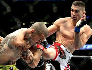Ricardo Lamas acerta um belo chute em Cub Swanson no UFC (Foto: Getty Images)