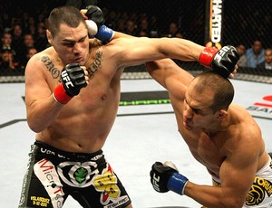 Junior dos Santos Cigano acerta soco em Cain no UFC (Foto: Getty Images)