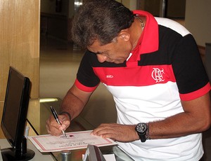 Nunes assina a certidão do batismo rubro-negro (Foto: Thales Soares / Globoesporte.com)