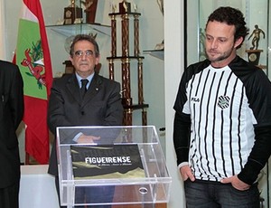 Teco Padaratz com a camisa do Figueirense (Foto: Divulgação / Site Oficial)