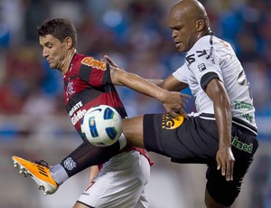 Thiago Neves e Edson Silva, Flamengo x Figueirense (Foto: Alexandre Cassiano/Agência O Globo)