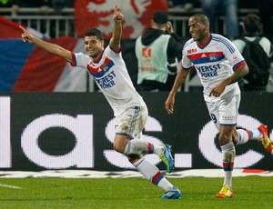 Ederson comemora gol do Lyon sobre o Rennes (Foto: Reuters)