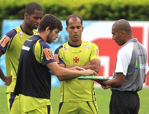Juninho e Felipe com Cristóvão no treino do Vasco (Foto: Jorge Wiliam / Agência O Globo)