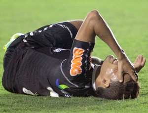 Eder Luis caído na partida do Vasco contra o Avaí (Foto: Ag. Estado)
