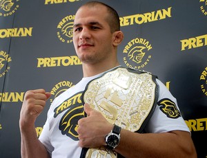Júnior Cigano posa com o cinturão de campeão dos pesos pesados do UFC (Foto: Marcosa Guerra / Globoesporte.com)
