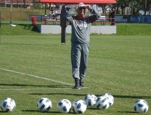 Antônio Lopes, tecnico do Atlético-PR, no CT do Caju (Foto: Fernando Freire/GLOBOESPORTE.COM)