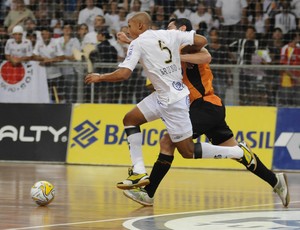 Santos e Carlos Barbosa na final da Liga Futsal 2011 (Foto: Divulgação/CBFS)