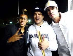 Neymar com Chorão e Champingnon, do Charlie Brown Jr. (Foto: Marcos Ribolli / globoesporte.com)