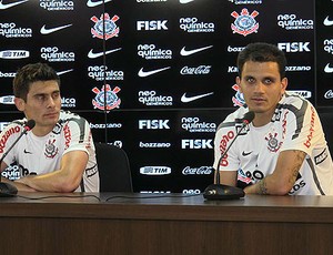 Alex e Fabio Santos no Corinthians (Foto: Wagner Eufrosino / Globoesporte.com)