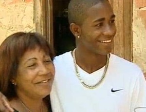 Meia João Paulo, do Cruzeiro, com a mãe Lúbia de Assis (Foto: Reprodução/TV Gazeta)