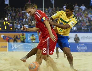 André disputa a bola com jogador da Rússia na final do Torneio de Dubai futebol de areia (Foto: Divulgação/BSWW)