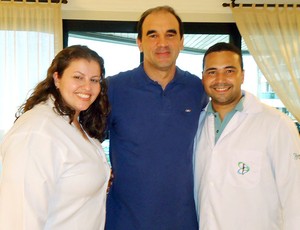 Ricardo Gomes com a equipe de fisioterapeutas (Foto: Divulgação)