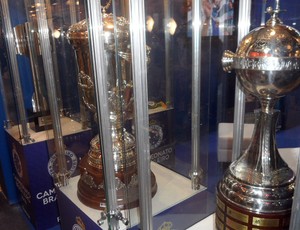 Taças expostas no stand do Cruzeiro na Soccerex (Foto: André Casado/GLOBOESPORTE.COM)