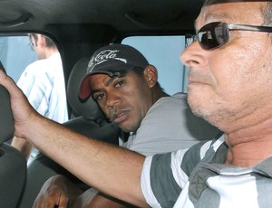 Marcelinho Paraíba sendo transferido para Penitenciária (Foto: Chico Martins / Futura Press / Ag. Estado)