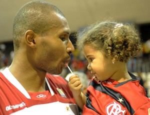 Nbb Leandrinho e filha no jogo Flamengo x Liga Sorocabana (Foto: Alexandre Vidal / Fla Imagens)