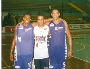 Diego, pivô da Liga Sorocabana, ao lado do Leandrinho quando eles jogavam no Bauru (Foto: Arquivo Pessoal)