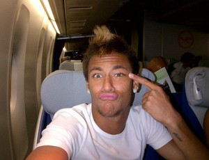 Neymar posta foto no avião rumo ao Japão (Foto: Reprodução / Twitter)