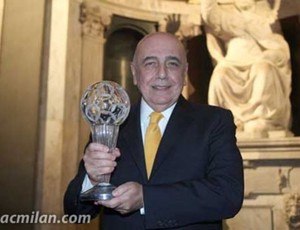 Adriano Galliani troféu Hall da Fama Milan (Foto: Reprodução / Site Oficial)
