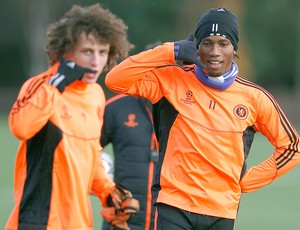 Drogba e David Luiz no treino do Chelsea (Foto: Reuters)