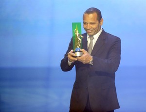 Pai de Neymar recebe o prêmio de craque do Brasileirão (Foto: Marcos Riboli)