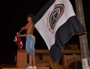 Torcedor paraibano exibe bandeira do Corinthians (Foto: Walter Paparazzo)