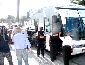 ônibus santos CT desembarque (Foto: Renato Cury / Globoesporte.com)