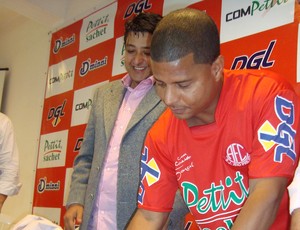 Marcelinho Carioca assina contrato com América-SP (Foto: Alan Schneider)