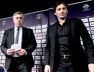 Carlo Ancelotti apresentado no PSG ao lado de Leonardo (Foto: AP)