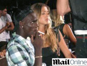 Mario Balotelli fumando cigarro (Foto: Reprodução / Mail Online)