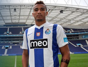 Danilo é apresentado no Porto (Foto: Divulgação/Site Oficial do Porto)