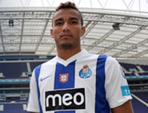 Danilo é apresentado no Porto (Foto: Reprodução/Site Oficial Porto)