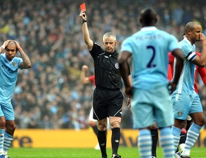  Vincent Kompany leva o cartão vermelho na partida do Manchester City contra o United (Foto: AFP)