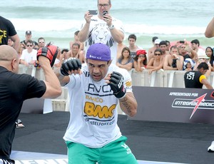 vitor belfort ufc treino livre praia (Foto: André Durão / Globoesporte.com)
