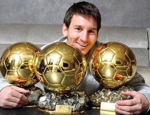 Messi com os prêmio da Bola de Ouro (Foto: Reprodução / France Football)