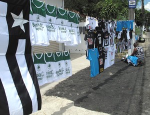ambulantes no estádio do Boavista para o jogo do Botafogo (Foto: Thales Soares / Globoesporte.com)