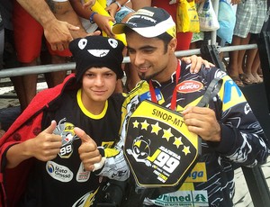 Joaninha com torcedor fantasiado no motocross (Foto: Breno Dines / GLOBOESPORTE.COM)