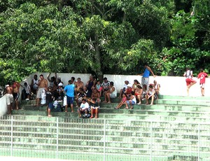 torcedores do Botafogo na sombra (Foto: Thales Soares / Globoesporte.com)