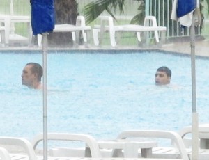 Eduardo Costa e Eder Luis treino piscina Vasco em Atibaia (Foto: Gustavo Rotstein/Globoesporte.com)
