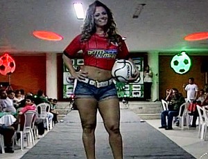 Viviane Araújo apresenta novo uniforme do Juazeiro (Foto: Reprodução/TV Bahia)