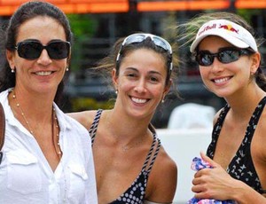 Isabel com as filhas Maria Clara e Carol, jogadoras de vôlei de praia (Foto: Reprodução Twitter)