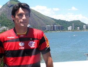 González apresentado no Flamengo (Foto: Janir Junior / GLOBOESPORTE.COM)