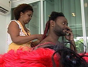 Vagner Love e Patricia Amorim fazem trancinhas no cabelo (Foto: Reprodução)